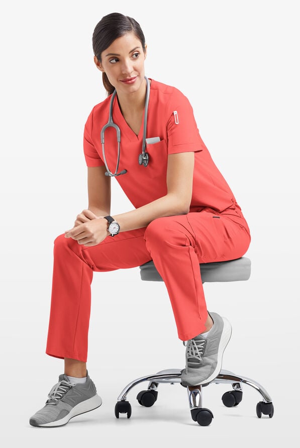 Blusa m&eacute;dica Easy STRETCH Chloe con cuello en V y 3 bolsillos para mujer - Spiced Coral - 6