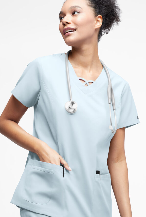 Blusa médica Butter-Soft Originals con cuello entrecruzado y 3 bolsillos para mujer - Morning Dew - 2