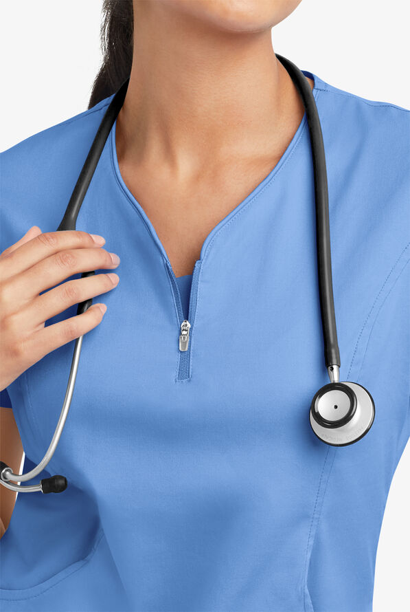 Blusa m&eacute;dica UA Butter-Soft STRETCH con cremallera en el cuello curvo y 4 bolsillos para mujer - Ceil Blue - 5