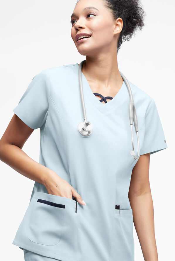 Blusa médica Butter-Soft Originals con cuello entrecruzado en contraste y 3 bolsillos para mujer - Morning Dew/Navy - 2