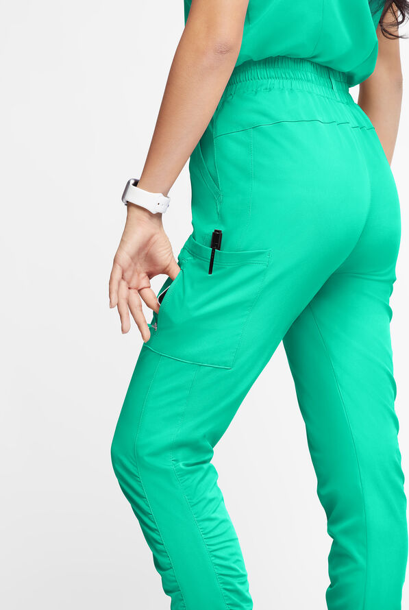 Pantalón médico WhisperLite Calla Petite estilo cargo con pierna fruncida y 6 bolsillos para mujer - Dynasty Green - 3