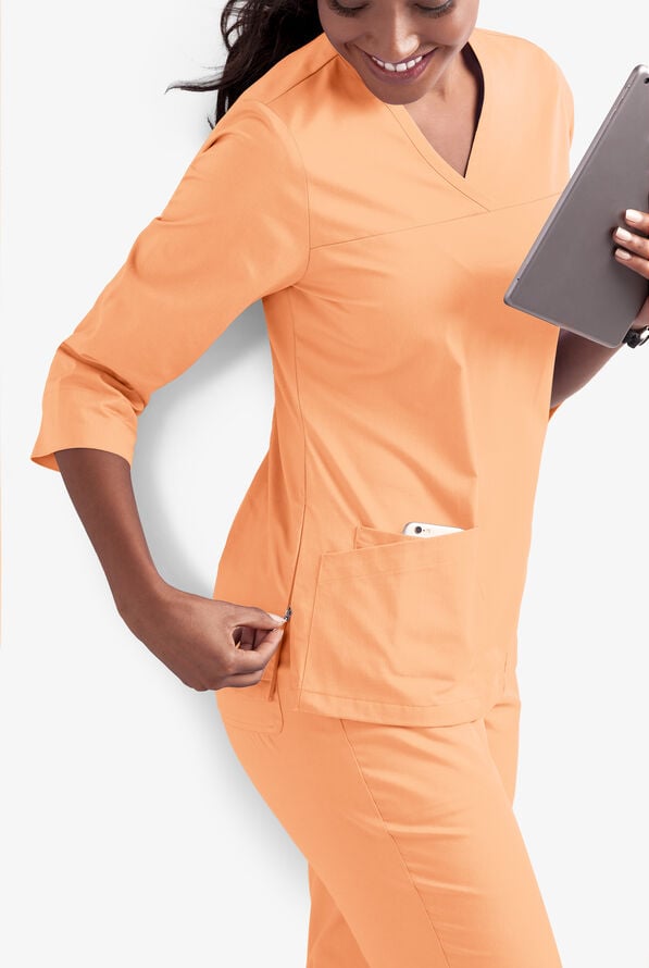 Blusa m&eacute;dica UA Butter-Soft STRETCH con mangas 3/4 y 3 bolsillos para mujer - Apricot Sorbet - 5