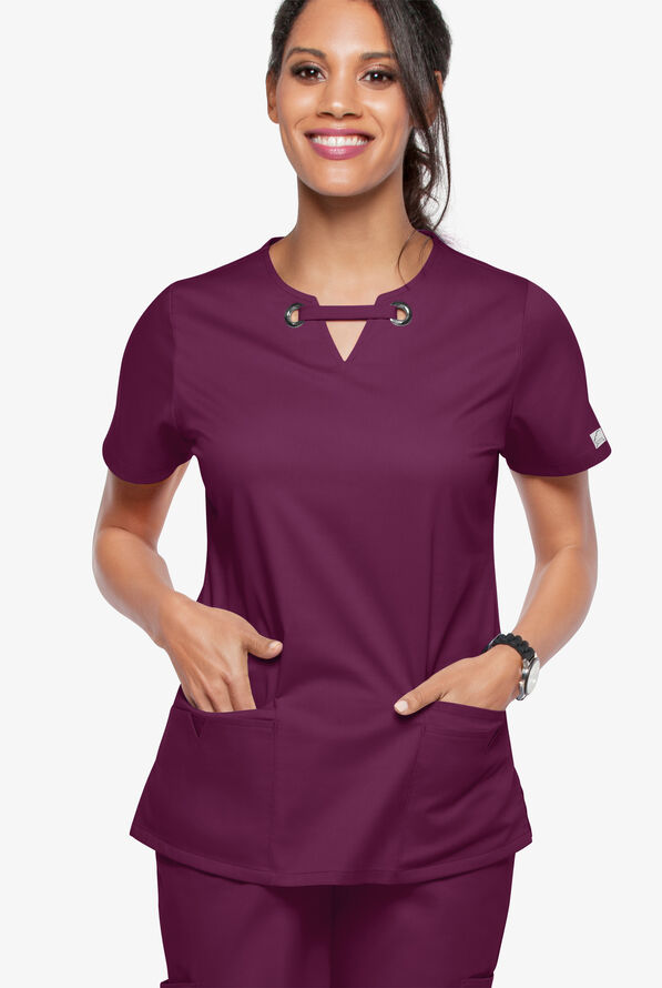 Blusa m&eacute;dica UA Butter-Soft STRETCH con ojales y 4 bolsillos para mujer - Wine - 5