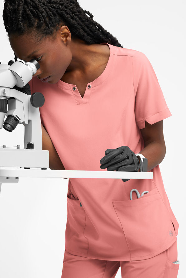 Blusa m&eacute;dica Easy STRETCH Amber con cuello con muesca y 4 bolsillos para mujer - Autumn Coral - 5