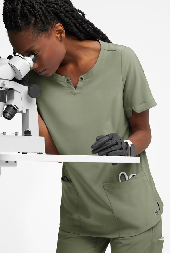Blusa médica Easy STRETCH Amber con cuello con muesca y 4 bolsillos para mujer - Olive Leaf - 5