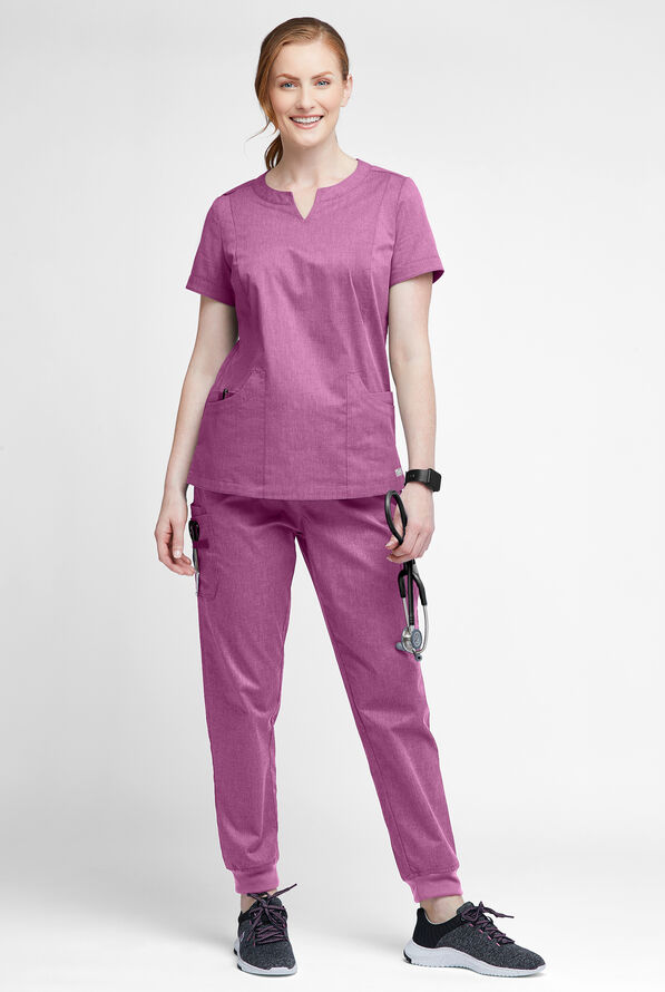 Blusa m&eacute;dica UA Butter-Soft STRETCH con cuello con muesca y 4 bolsillos para mujer - Berry Wine Heather - 4