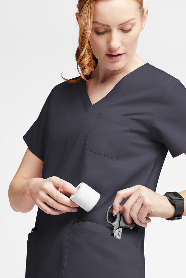 Blusa m&eacute;dica Butter-Soft Originals con cuello en V curvo y 7 bolsillos para mujer - Pewter - 4