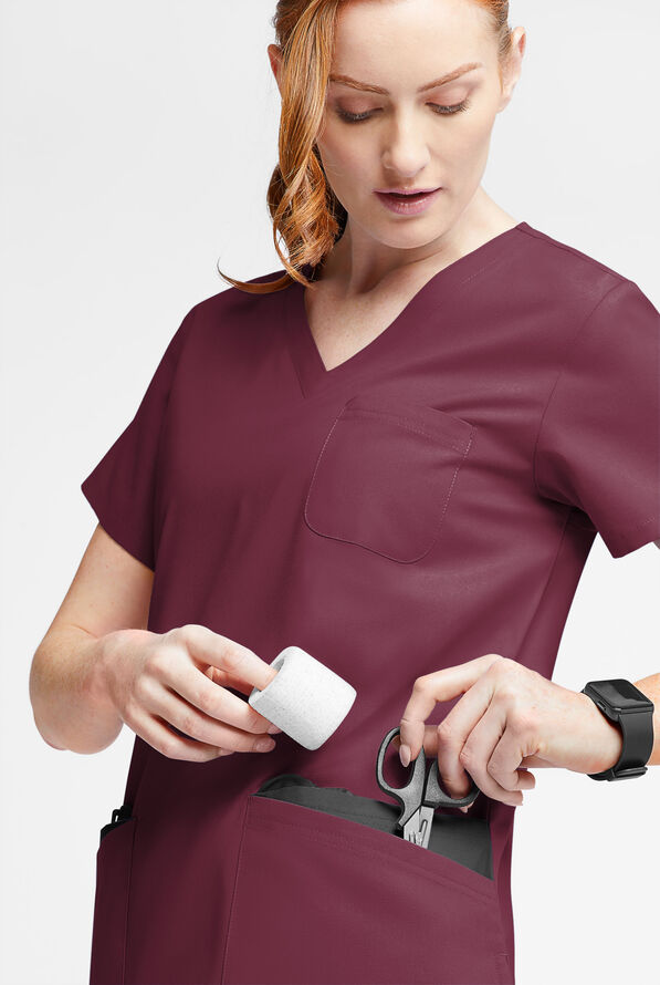 Blusa médica Butter-Soft Originals con cuello en V redondeado y 7 bolsillos para mujer - Wine/Black - 4
