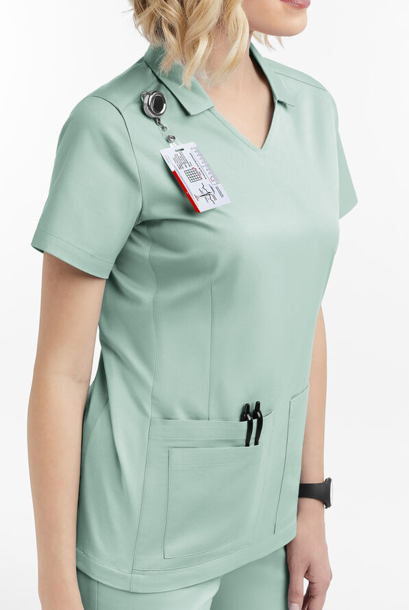 Blusa m&eacute;dica manga corta UA Butter-Soft STRETCH con 3 bolsillos y paneles de tejido para mujer - Eucalyptus Leaf - 3