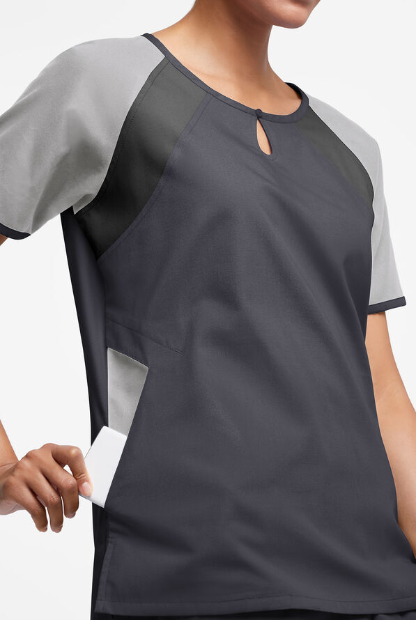 Blusa médica Butter-Soft Originals Tri-Colorblock con cuello ojo de cerradura y 3 bolsillos para mujer - Pewter/Silver/Black - 2