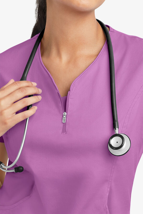 Blusa m&eacute;dica UA Butter-Soft STRETCH con cremallera en el cuello curvo y 4 bolsillos para mujer - Orchid - 5