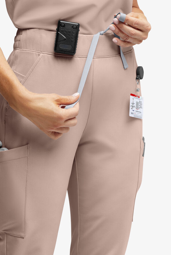 Pantalón médico ReSurge Amber estilo jogger con piernas pitillo y 7 bolsillos para mujer - Mocha Meringue - 3