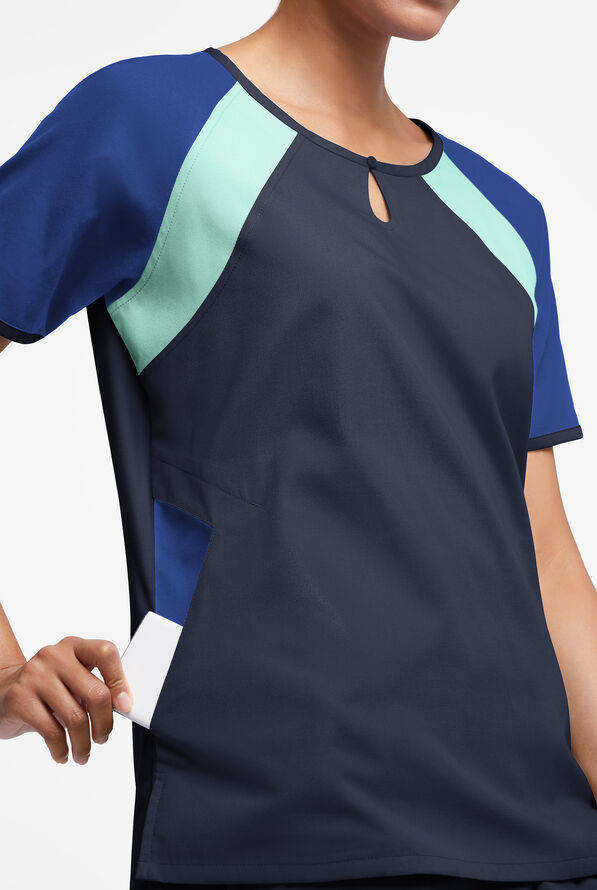 Blusa m&eacute;dica Butter-Soft Originals Tri-Colorblock con cuello ojo de cerradura y 3 bolsillos para mujer - Navy/Galaxy/Watermint - 2