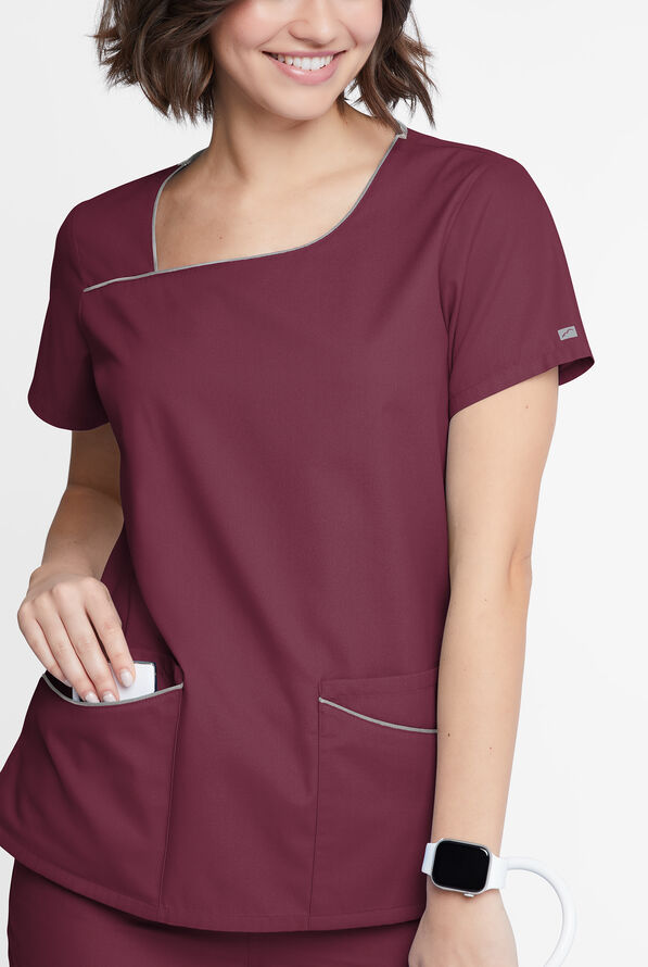 Blusa médica Butter-Soft Originals con cuello asimétrico y 4 bolsillos para mujer - Wine/Silver - 4