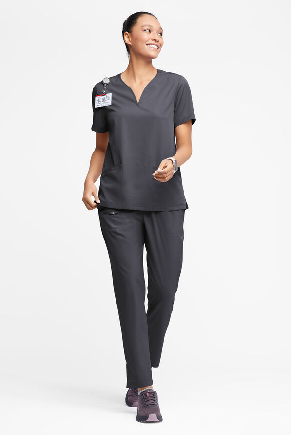 Blusa médica WhisperLite Dahlia Stretch con cuello con muesca y 4 bolsillos para mujer - Pewter - 3