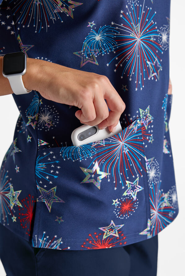 Blusa m&eacute;dica estampada Butter-Soft STRETCH Shining Fourth Navy con cuello en V y 2 bolsillos para mujer - null - 4