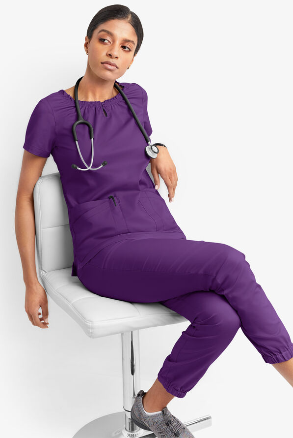 Blusa m&eacute;dica UA Butter-Soft STRETCH estilo campesina con mangas cortas y 6 bolsillos para mujer - Eggplant - 6