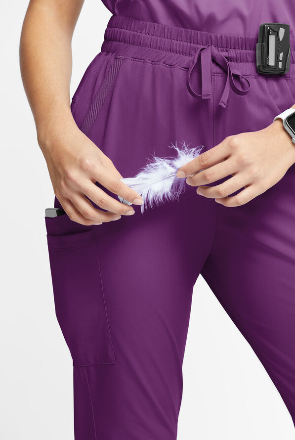 Pantalón médico WhisperLite Calla Petite estilo cargo con pierna fruncida y 6 bolsillos para mujer - Eggplant - 4