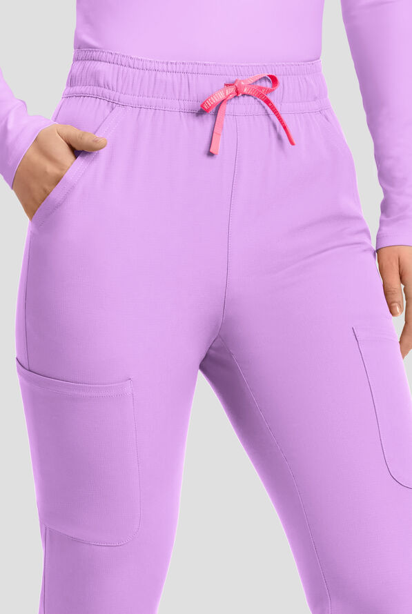 Pantalón médico Med Couture Amp STRETCH de tiro alto estilo cargo con piernas acampanadas y 4 bolsillos para mujer - Digital Lavendar - 2
