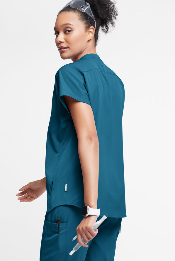 Blusa médica WhisperLite Aerin con mangas dolmán y 3 bolsillos para mujer - Caribbean Blue - 5