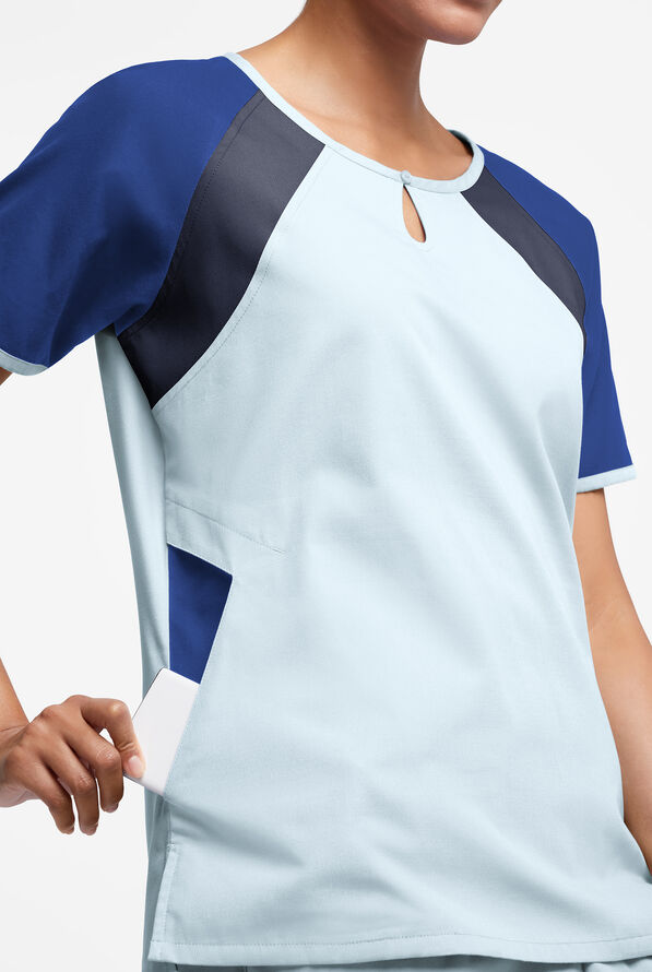Blusa médica Butter-Soft Originals Tri-Colorblock con cuello ojo de cerradura y 3 bolsillos para mujer - Morning Dew/Galaxy/Navy - 2