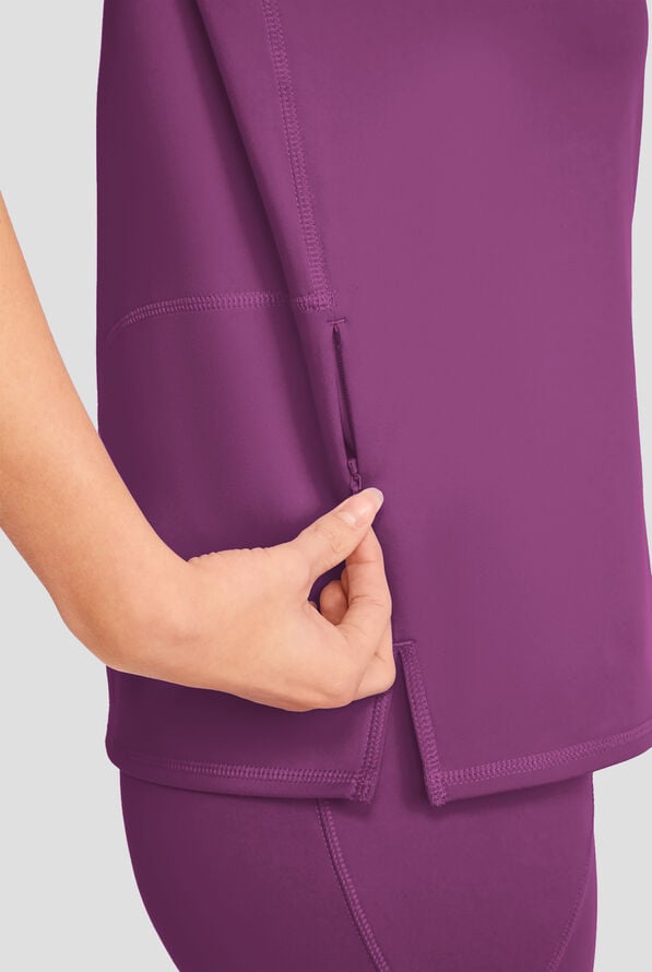 Blusa m&eacute;dica Med Couture Amp Knit STRETCH con cuello redondo y 2 bolsillos para mujer - Plum Royale - 3
