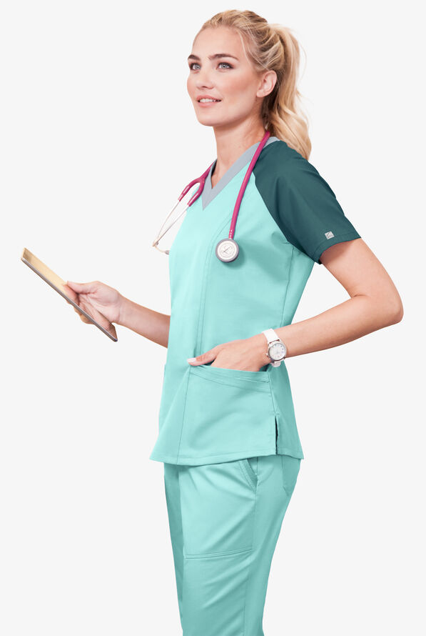 Blusa m&eacute;dica UA Butter-Soft STRETCH Active con bloques de color y 5 bolsillos para mujer - Aqua Moon/Caribbean Blue/Silver - 3