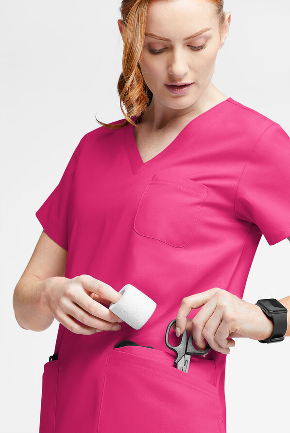 Blusa m&eacute;dica Butter-Soft Originals con cuello en V curvo y 7 bolsillos para mujer - Fuchsia - 4