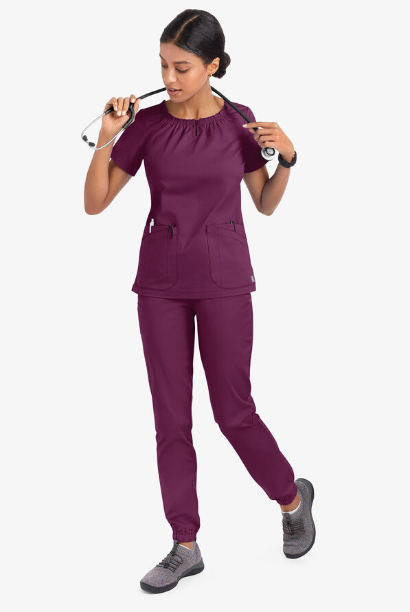 Blusa m&eacute;dica UA Butter-Soft STRETCH estilo campesina con mangas cortas y 6 bolsillos para mujer - Wine - 5