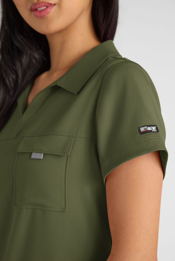 Blusa médica Grey's Anatomy by Barco Emerge Emery STRETCH con cuello en V tipo camisero y 3 bolsillos para mujer - Olive - 2