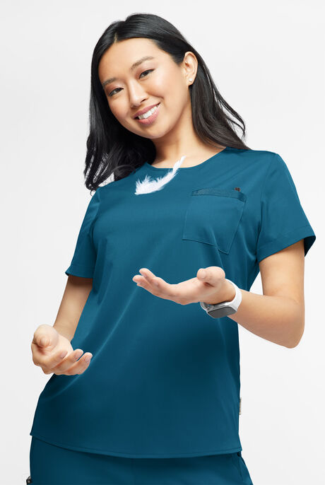 Blusa médica WhisperLite Lyra Stretch con cuello redondeado y 2 bolsillos para mujer