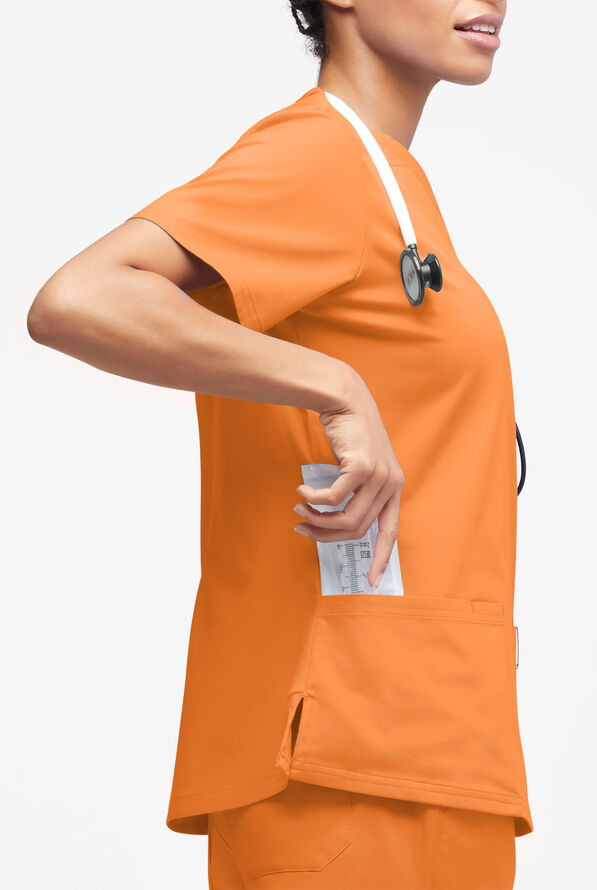 Blusa m&eacute;dica Butter-Soft STRETCH con cuello en V y 4 bolsillos para mujer - Apricot Crush - 3