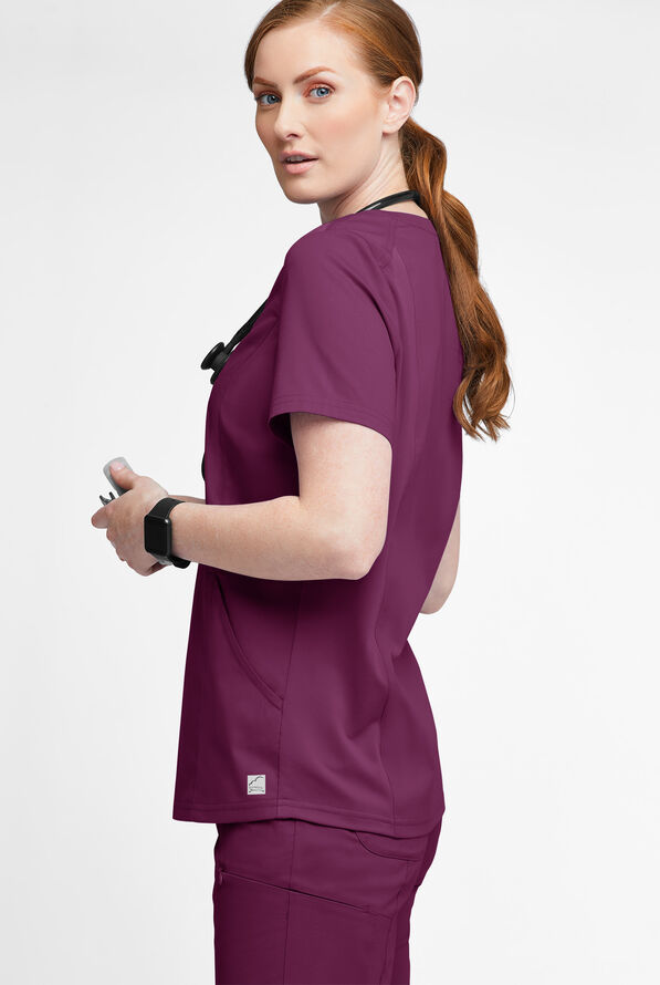 Blusa m&eacute;dica UA Butter-Soft STRETCH con detalle tejido y 3 bolsillos para mujer - Wine - 2