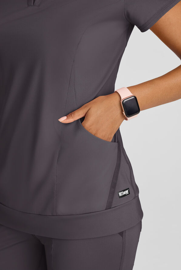 Blusa m&eacute;dica Grey's Anatomy by Barco Spandex Knit Motivate STRETCH con cuello en V y 2 bolsillos para mujer - Steel Gray - 3