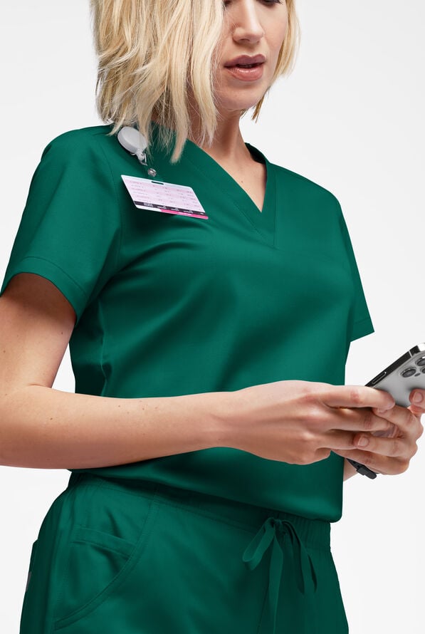 Blusa m&eacute;dica UA Butter-Soft STRETCH con cuello en V para mujer - Hunter - 2