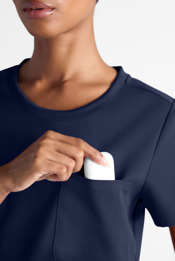 Blusa m&eacute;dica Grey's Anatomy by Barco Emerge STRETCH con cuello redondo y 1 bolsillo para mujer - Indigo - 4