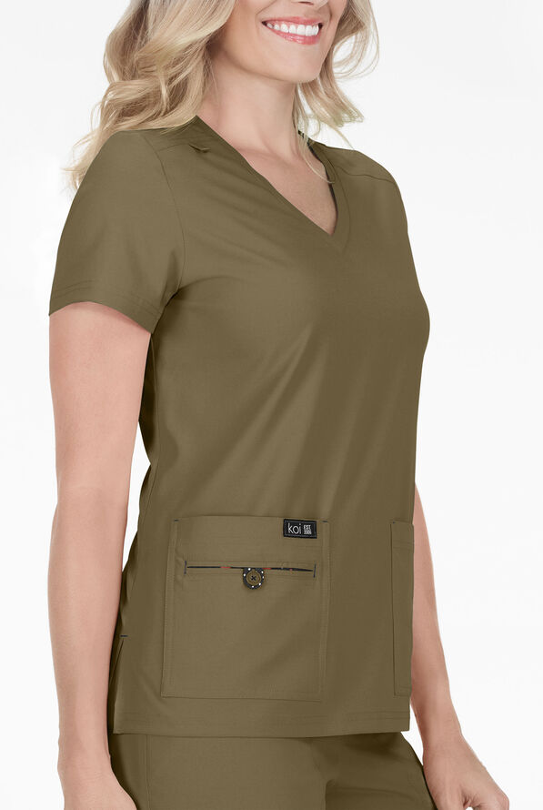 Blusa médica koi Basics Becca con cuello en V y 4 bolsillos para mujer - Olive - 2