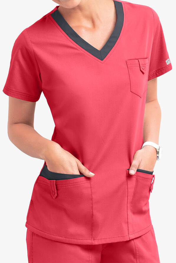 Blusa m&eacute;dica Butter-Soft Core by UA&trade; con cuello en V redondeado y 5 bolsillos para mujer - Rose Dusk/Pewter - 2