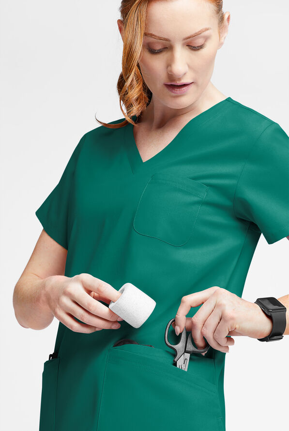 Blusa m&eacute;dica Butter-Soft Originals con cuello en V curvo y 7 bolsillos para mujer - Hunter - 4