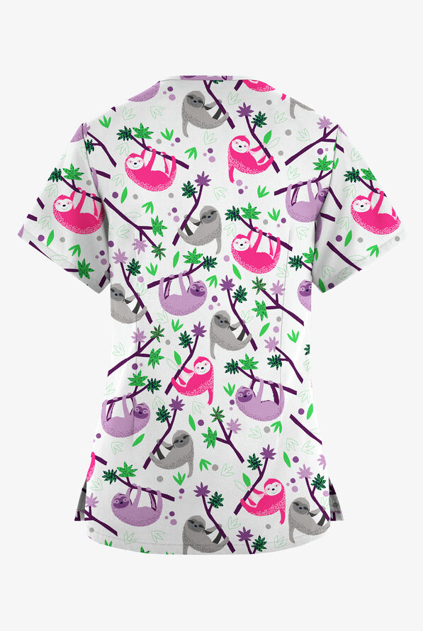 Blusa médica estampada Butter-Soft Originals Slew Of Sloths White con cuello en V redondeado y 4 bolsillos para mujer - null - 2