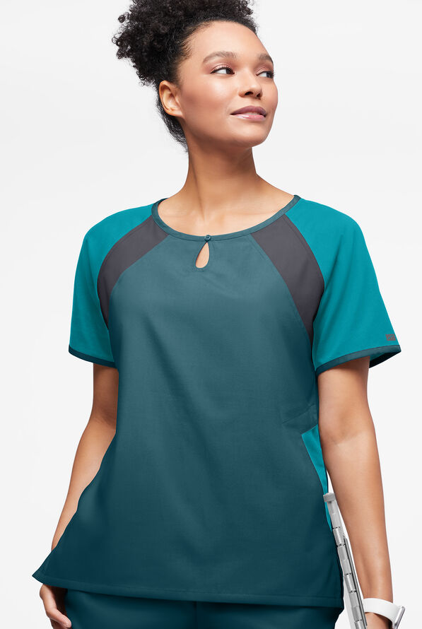 Blusa m&eacute;dica Butter-Soft Originals Tri-Colorblock con cuello ojo de cerradura y 3 bolsillos para mujer - Caribbean Blue/Teal/Pewter - 3