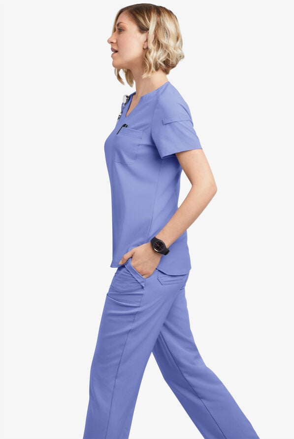 Blusa m&eacute;dica Easy STRETCH Nikki con cuello festoneado y 1 bolsillo para mujer - Ceil Blue - 5