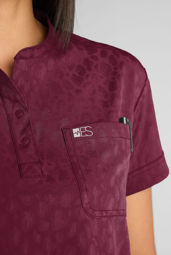 Blusa médica Easy STRETCH Bella estilo Henley de tela Jacquard con 1 bolsillo para mujer - Wine - 2
