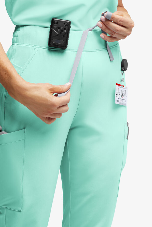 Pantal&oacute;n m&eacute;dico ReSurge Amber estilo jogger con piernas pitillo y 7 bolsillos para mujer - Jelly Mint - 3