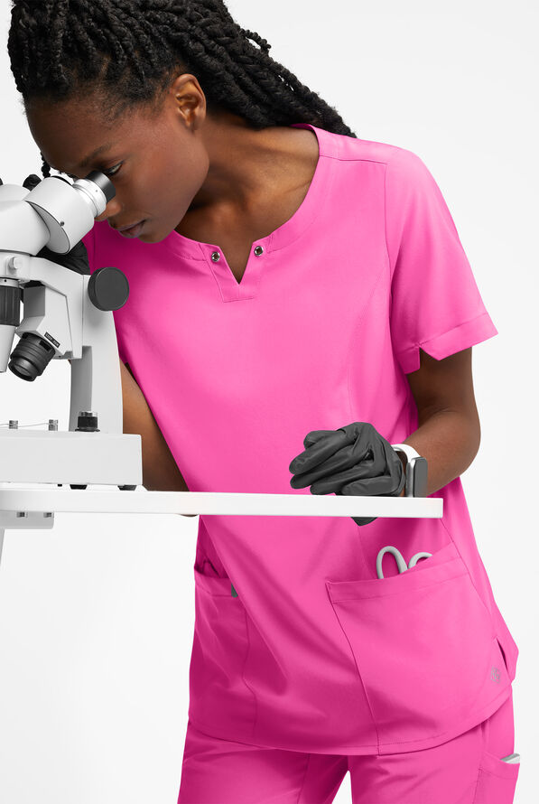 Blusa m&eacute;dica Easy STRETCH Amber con cuello con muesca y 4 bolsillos para mujer - Glam Pink - 5