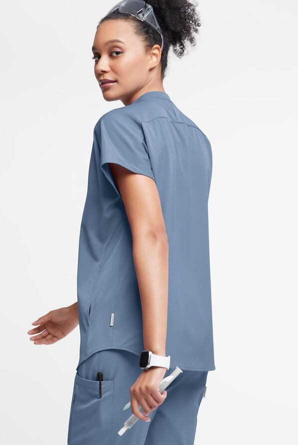 Blusa médica WhisperLite Aerin con mangas dolmán y 3 bolsillos para mujer - Indigo Batik - 5