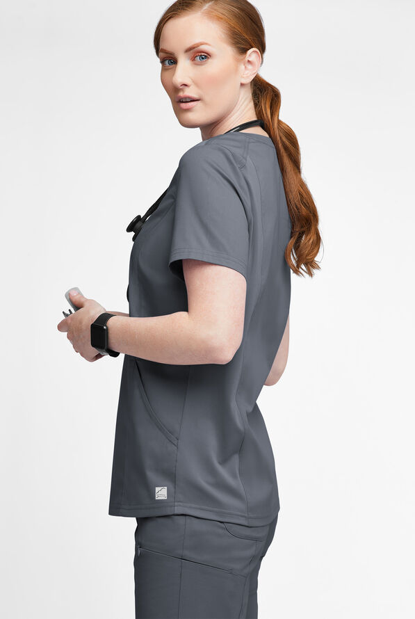 Blusa m&eacute;dica UA Butter-Soft STRETCH con detalle tejido y 3 bolsillos para mujer - Pewter - 2