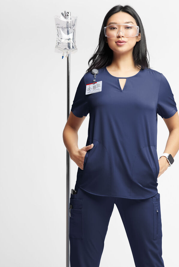 Blusa médica WhisperLite Alba con cuello con muesca y 3 bolsillos para mujer - Navy - 4
