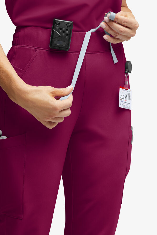 Pantalón médico ReSurge Amber estilo jogger con piernas pitillo y 7 bolsillos para mujer - Wine - 3