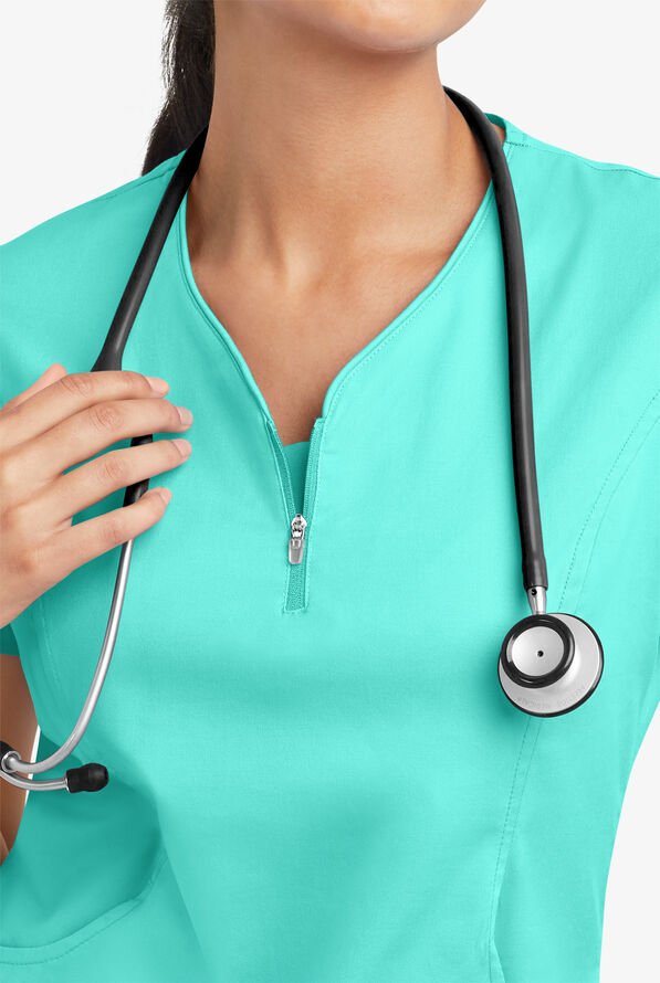 Blusa m&eacute;dica UA Butter-Soft STRETCH con cremallera en el cuello curvo y 4 bolsillos para mujer - Aqua Dust - 5